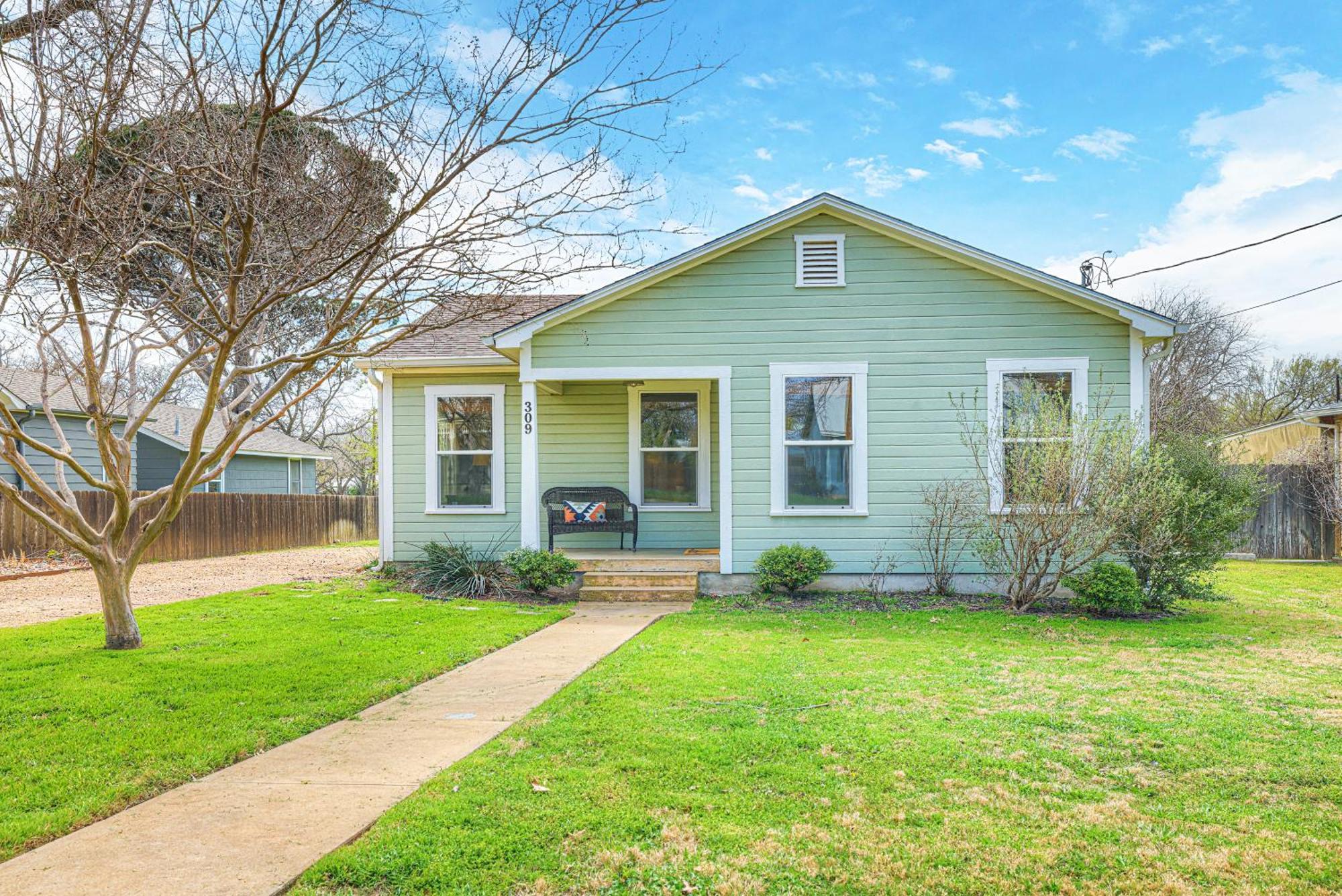 Villa Charming Bungalow With Spa! Close To Main St! Fredericksburg Exterior foto